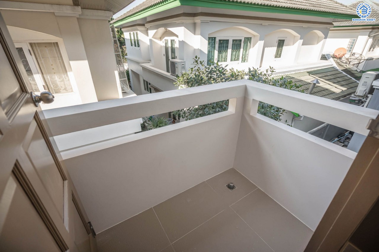 บ้านมือสองตกแต่งใหม่ ดีไซน์สวย โครงการ ซันไรซ์กรีน นวมินทร์ เนื้อที่ 75 ตร.ว. พื้นที่ใช้สอยมากถึง 338 ตร.ม. พร้อมฟังก์ชัน 4 ห้องนอน 4 ห้องน้ำ 1 ห้องแม่บ้าน จอดรถได้ 2 คัน รองรับทุกกิจกรรม บนทำเลเชื่อมต่อหลายเส้นทาง ใกล้รถไฟฟ้าสายสีชมพู "สถานีรามอินทรา" และจุดขึ้นทางด่วน "เอกมัย-รามอินทรา"